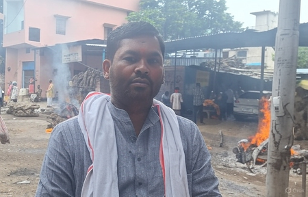 उत्तर प्रदेश गाजीपुर में गंगा के उफान ने मचाई तबाही, श्मशान घाट डूबने से सड़कों पर हो रही अंत्येष्टि उत्तर प्रदेश गाजीपुर में गंगा के उफान ने मचाई तबाही, श्मशान घाट डूबने से सड़कों पर हो रही अंत्येष्टि