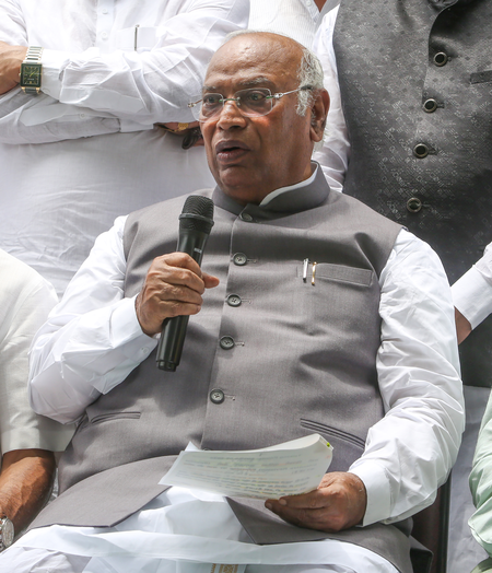 लोकतंत्र के लिए अहम है मतदाता सूची संशोधन पर चर्चा, खड़गे ने राज्यसभा के उपसभापति को लिखा पत्र लोकतंत्र के लिए अहम है मतदाता सूची संशोधन पर चर्चा, खड़गे ने राज्यसभा के उपसभापति को लिखा पत्र
