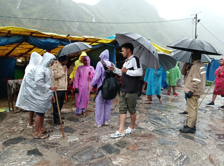 उत्तराखंड में कई जगह बारिश का अलर्ट, 9 जनपदों में छुट्टी का आदेश जारी, केदारनाथ धाम मार्ग भी मलबे से बाधित उत्तराखंड में कई जगह बारिश का अलर्ट, 9 जनपदों में छुट्टी का आदेश जारी, केदारनाथ धाम मार्ग भी मलबे से बाधित