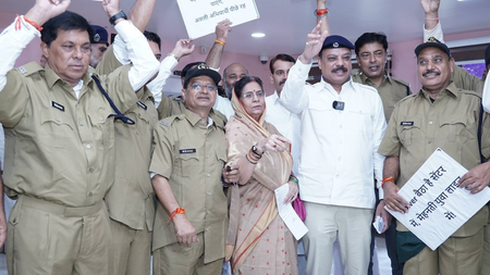 मध्य प्रदेश में कांग्रेस विधायकों का पुलिस की वर्दी पहनकर प्रदर्शन मध्य प्रदेश में कांग्रेस विधायकों का पुलिस की वर्दी पहनकर प्रदर्शन