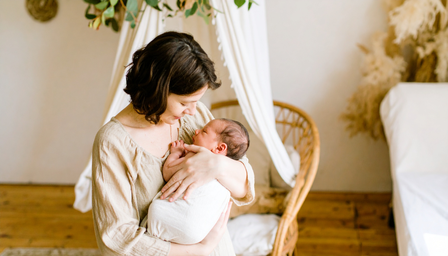 डॉक्टर ने बताया बच्चे को कब और कितनी बार दूध पिलाना चाहिए?