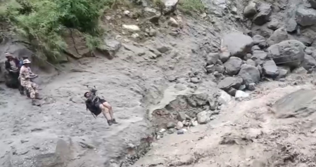 हिमाचल प्रदेश आईटीबीपी और एनडीआरएफ ने किन्नर कैलाश यात्रा रूट पर फंसे 413 तीर्थयात्रियों को बचाया हिमाचल प्रदेश आईटीबीपी और एनडीआरएफ ने किन्नर कैलाश यात्रा रूट पर फंसे 413 तीर्थयात्रियों को बचाया