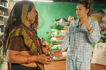 कृष्णा श्रॉफ की बिगड़ी तबीयत, गांव में नहीं खाया खाना तो आंटी की आंखों में आए आंसू कृष्णा श्रॉफ की बिगड़ी तबीयत, गांव में नहीं खाया खाना तो आंटी की आंखों में आए आंसू