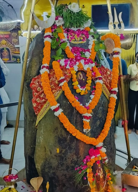 सावन विशेष दो भागों में बंटा है 8 फुट ऊंचा शिवलिंग, रहस्यमयी मंदिर में माता पार्वती और महादेव का अनोखा रूप सावन विशेष दो भागों में बंटा है 8 फुट ऊंचा शिवलिंग, रहस्यमयी मंदिर में माता पार्वती और महादेव का अनोखा रूप