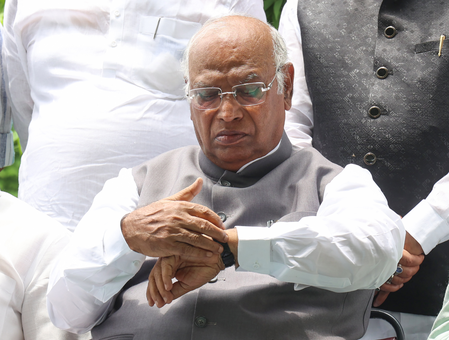 हमें एसआईआर प्रक्रिया पर संसद में चर्चा करने का मौका मिलना चाहिए मल्लिकार्जुन खड़गे हमें एसआईआर प्रक्रिया पर संसद में चर्चा करने का मौका मिलना चाहिए मल्लिकार्जुन खड़गे