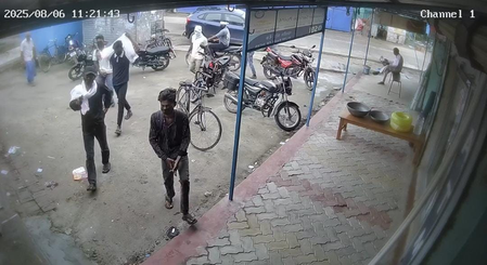 बिहार गोपालगंज में दिनदहाड़े ज्वेलरी दुकान में लूट, लुटेरों ने की फायरिंग बिहार गोपालगंज में दिनदहाड़े ज्वेलरी दुकान में लूट, लुटेरों ने की फायरिंग