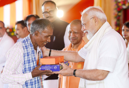 वाराणसी में पीएम मोदी का स्वागत करने पहुंचे थे काशी के दुकानदार, कहा- बहुत खास था वह पल वाराणसी में पीएम मोदी का स्वागत करने पहुंचे थे काशी के दुकानदार, कहा- बहुत खास था वह पल