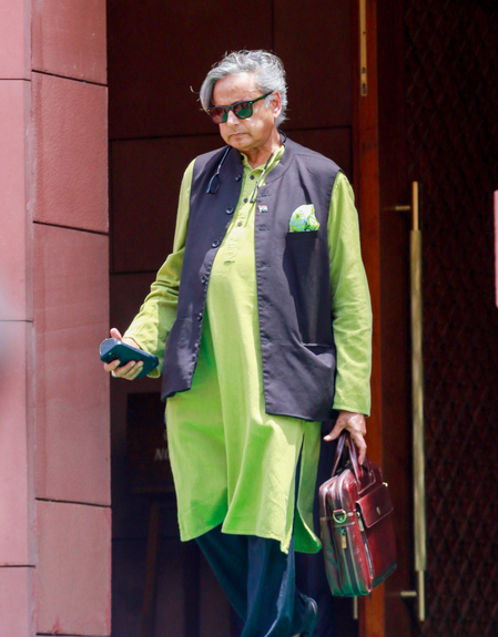 शशि थरूर को करण जौहर और मलाइका अरोड़ा से है ये शिकायत शशि थरूर को करण जौहर और मलाइका अरोड़ा से है ये शिकायत