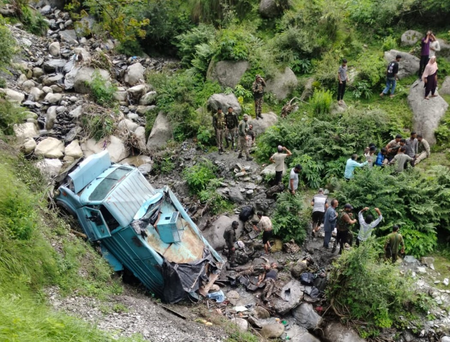 जम्मू-कश्मीर के उधमपुर में सीआरपीएफ का बंकर व्हीकल खाई में गिरा, दो जवान शहीद जम्मू-कश्मीर के उधमपुर में सीआरपीएफ का बंकर व्हीकल खाई में गिरा, दो जवान शहीद