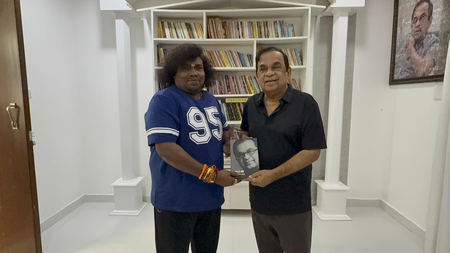 लीजेंड्री कमीडियन ब्रह्मानंदम के साथ योगी बाबू ने मिलाया हाथ, तेलुगु में करेंगे डेब्यू
