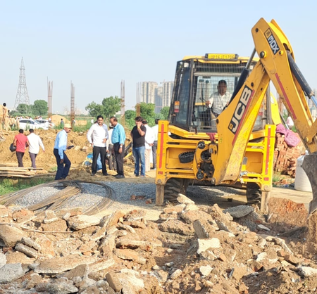 ग्रेटर नोएडा में बड़ी कार्रवाई, अवैध निर्माण पर चला प्राधिकरण का बुलडोजर ग्रेटर नोएडा में बड़ी कार्रवाई, अवैध निर्माण पर चला प्राधिकरण का बुलडोजर