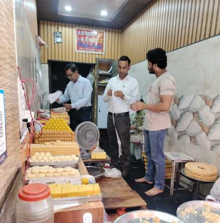 रक्षाबंधन से पहले नोएडा में मिलावटी मिठाइयों पर कार्रवाई, 365 किलो रसगुल्ला नष्ट