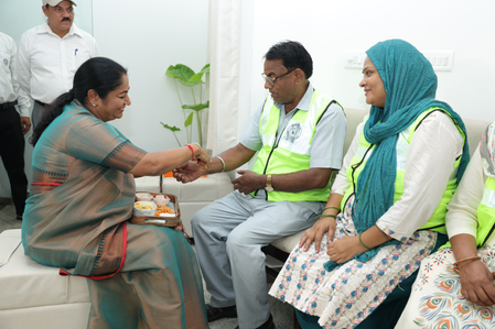 दिल्ली सीएम रेखा गुप्ता ने शुरू की नई परंपरा, जनसेवा सदन में सफाईकर्मियों को राखी बांधी