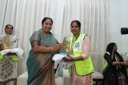 दिल्ली सीएम रेखा गुप्ता ने शुरू की नई परंपरा, जनसेवा सदन में सफाईकर्मियों को राखी बांधी