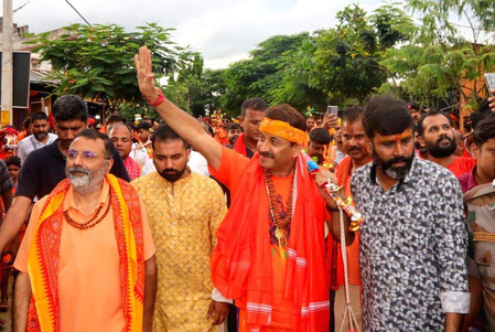 देवघर: निशिकांत दुबे और मनोज तिवारी पर मंदिर में जबरन घुसने का आरोप, मामला दर्ज