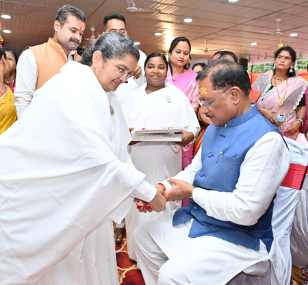 छत्तीसगढ़: मुख्यमंत्री विष्णुदेव साय को ब्रह्माकुमारी बहनों ने बांधी राखी