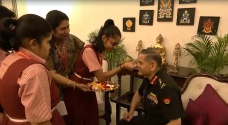 रक्षाबंधन पर बच्चियों ने सेना प्रमुख जनरल उपेंद्र द्विवेदी को बांधी राखी, सेना ने साझा किया वीडियो