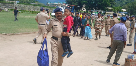 ऑपरेशन धराली राहत बचाव कार्य जारी, आपदाग्रस्त क्षेत्रों में फंसे लोगों को किया जा रहा एयरलिफ्ट ऑपरेशन धराली राहत बचाव कार्य जारी, आपदाग्रस्त क्षेत्रों में फंसे लोगों को किया जा रहा एयरलिफ्ट