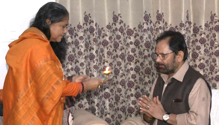 साध्वी निरंजन ज्योति ने मुख्तार अब्बास नकवी को बांधी राखी, दोनों नेताओं ने रक्षाबंधन के महत्व पर डाला प्रकाश साध्वी निरंजन ज्योति ने मुख्तार अब्बास नकवी को बांधी राखी, दोनों नेताओं ने रक्षाबंधन के महत्व पर डाला प्रकाश