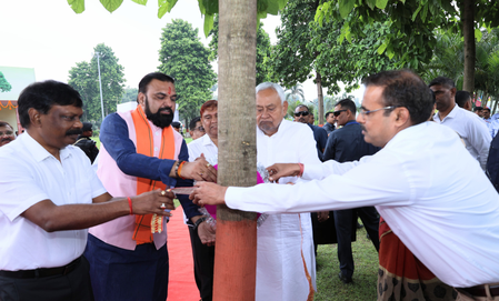 सीएम नीतीश ने रक्षाबंधन एवं बिहार वृक्ष सुरक्षा दिवस पर वृक्ष को रक्षा सूत्र बांधा, किया पौधारोपण सीएम नीतीश ने रक्षाबंधन एवं बिहार वृक्ष सुरक्षा दिवस पर वृक्ष को रक्षा सूत्र बांधा, किया पौधारोपण