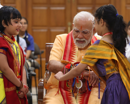 रक्षाबंधन के अवसर पर स्कूली छात्राओं ने प्रधानमंत्री मोदी को बांधी राखी