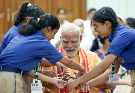 पीएम मोदी की कलाई पर स्कूली बच्चों ने बांधा रक्षा सूत्र, छात्रा बोली- आप मातृभूमि का चंदन पीएम मोदी की कलाई पर स्कूली बच्चों ने बांधा रक्षा सूत्र, छात्रा बोली- आप मातृभूमि का चंदन