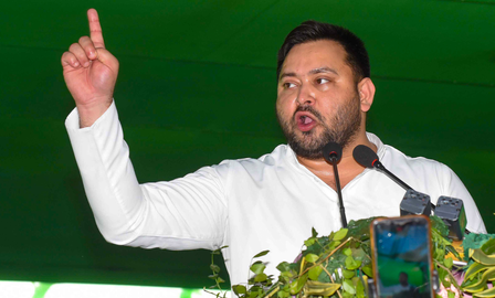 बिहार तेजस्वी यादव ने उपमुख्यमंत्री विजय सिन्हा पर लगाया दो ईपिक नंबर रखने का आरोप बिहार तेजस्वी यादव ने उपमुख्यमंत्री विजय सिन्हा पर लगाया दो ईपिक नंबर रखने का आरोप