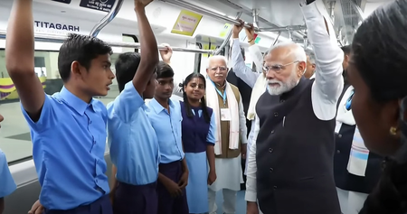 बेंगलुरु मेट्रो की येलो लाइन का उद्घाटन, प्रधानमंत्री मोदी ने छात्रों के साथ किया सफर बेंगलुरु मेट्रो की येलो लाइन का उद्घाटन, प्रधानमंत्री मोदी ने छात्रों के साथ किया सफर