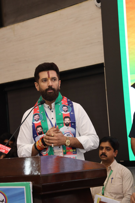 राहुल गांधी सिर्फ तमाशा खड़ा कर रहे, उनके पास कोई सबूत नहीं चिराग पासवान राहुल गांधी सिर्फ तमाशा खड़ा कर रहे, उनके पास कोई सबूत नहीं चिराग पासवान