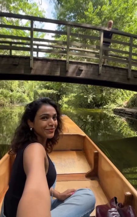 व्यस्त शेड्यूल से ब्रेक लेकर श्रिया पिलगांवकर ने की सोलो ट्रिप, यूनेस्को साइट पर की नाव की सवारी