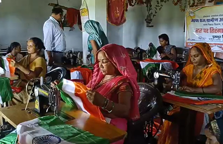 उत्तर प्रदेश में 'हर घर तिरंगा' अभियान, जौनपुर की महिलाएं कर रहीं ध्वज का निर्माण