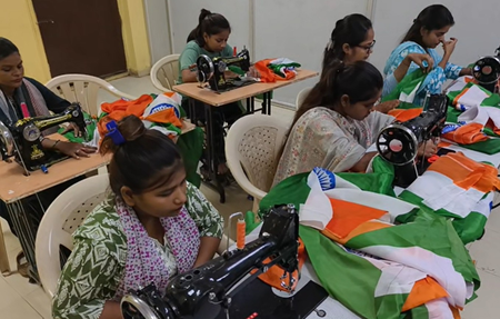 प्रयागराज : 'हर घर तिरंगा' अभियान से सशक्‍त हो रही महिलाएं, बन रहीं परिवार का सहारा