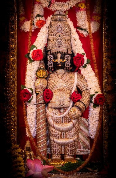 कृष्ण जन्माष्टमी: 13 वीं शताब्दी के इस मंदिर में प्रत्यक्ष नहीं होता 'बालकृष्ण' का दर्शन, 'नौ छिद्रों' वाली खिड़की से ‘नंदलाल’ को निहारते हैं भक्त