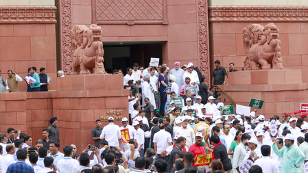 INDIA bloc stages protest march to ECI over 'vote theft' allegations, Akhilesh Yadav jumps barricade