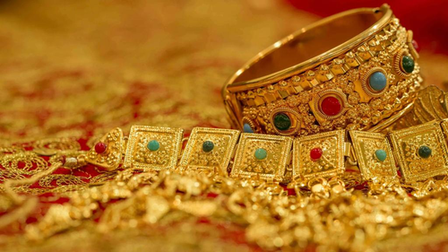 One injured as armed robbers open fire at jewellery shop in Hyderabad