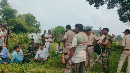 झारखंड के बड़कागांव में कोल ब्लॉक के लिए जनसुनवाई के दौरान बवाल, कई अधिकारी और ग्रामीण घायल झारखंड के बड़कागांव में कोल ब्लॉक के लिए जनसुनवाई के दौरान बवाल, कई अधिकारी और ग्रामीण घायल