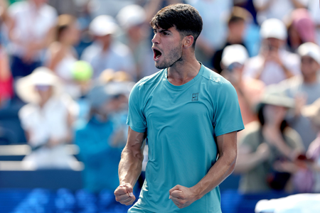 Alcaraz sinks Medjedovic for 50th win of 2025 in Cincinnati