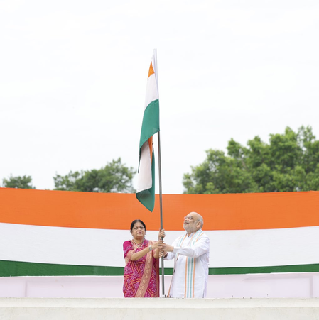 हर घर तिरंगा अमित शाह ने घर पर फहराया राष्ट्रीय ध्वज, बोले- यह राष्ट्रप्रेम को प्रबल करने वाला जन-अभियान हर घर तिरंगा अमित शाह ने घर पर फहराया राष्ट्रीय ध्वज, बोले- यह राष्ट्रप्रेम को प्रबल करने वाला जन-अभियान