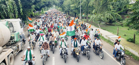 ग्रेटर नोएडा में किसानों की तिरंगा बाइक रैली, सिरसा टोल तक गूंजे भारत माता के जयकारे ग्रेटर नोएडा में किसानों की तिरंगा बाइक रैली, सिरसा टोल तक गूंजे भारत माता के जयकारे