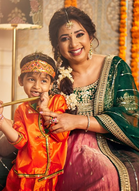 अपने बेटे को कान्हा रूप में देख भावुक हो उठीं श्रेया घोषाल, यशोदा मां की तरह किया लाड