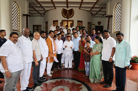 K'taka Hindu activist murder: BJP, JD-S delegation meets Guv; demands NIA probe, compensation (Ld)