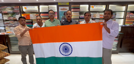 वाराणसी में स्वतंत्रता दिवस पर खादी के तिरंगे की डिमांड में बढ़ोतरी, युवाओं में क्रेज वाराणसी में स्वतंत्रता दिवस पर खादी के तिरंगे की डिमांड में बढ़ोतरी, युवाओं में क्रेज