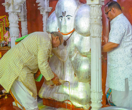 राजस्थान के गांव में है ऐसा मंदिर, जहां बाल हनुमान संग विराजते हैं श्रीहरि, जीवन की बाधाओं का करते हैं निवारण राजस्थान के गांव में है ऐसा मंदिर, जहां बाल हनुमान संग विराजते हैं श्रीहरि, जीवन की बाधाओं का करते हैं निवारण