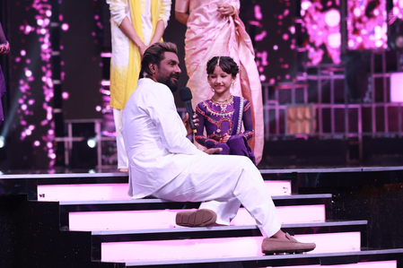 Remo D'Souza kisses contestant Aadhyashree's feet on 'Super Dancer Chapter 5' Remo D'Souza kisses contestant Aadhyashree's feet on 'Super Dancer Chapter 5'
