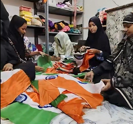अयोध्या में मुस्लिम महिलाओं ने तैयार किए हजारों झंडे, सशक्तीकरण के लिए पीएम मोदी और सीएम योगी का आभार