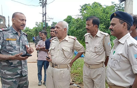 जमशेदपुर में शख्स ने पत्नी की धारदार हथियार से हत्या के बाद खुद ट्रेन से कटकर दी जान जमशेदपुर में शख्स ने पत्नी की धारदार हथियार से हत्या के बाद खुद ट्रेन से कटकर दी जान