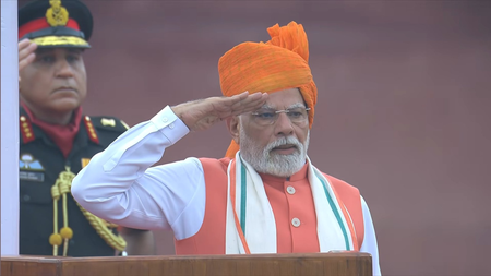 79वें स्वतंत्रता दिवस पर केसरिया साफे में दिखे पीएम मोदी, जानें इसके मायने क्या?
