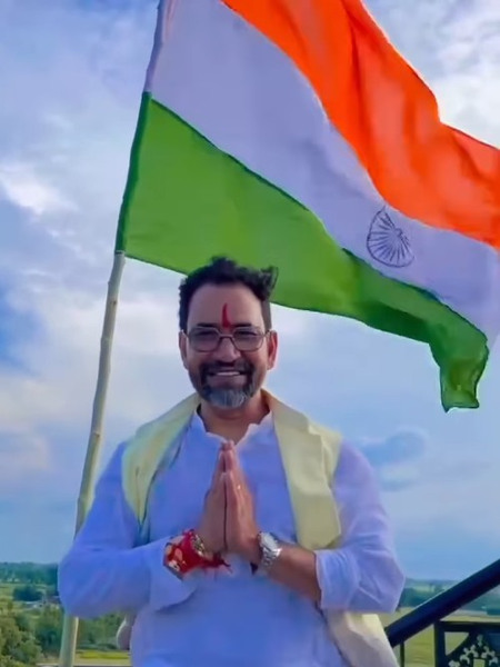 देशभक्ति के रंग में रंगे भोजपुरी सितारे, निरहुआ ने लहराया तिरंगा तो, अक्षरा सिंह ने गाया 'भारत की मिट्टी' का गीत