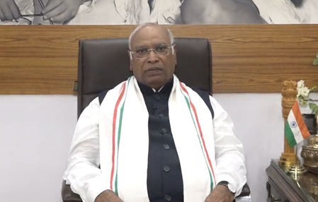 मल्लिकार्जुन खड़गे का केंद्र सरकार पर हमला, बोले- यह चुनाव जीतने का नहीं, लोकतंत्र बचाने की लड़ाई