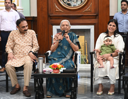 यूपी : राजभवन में राज्यपाल आनंदीबेन ने फहराया झंडा, कहा- सप्ताह में एक दिन मोबाइल का उपयोग न करने का लें संकल्प
